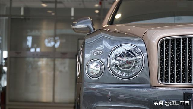 一丝个性化的元素,采用了矩形的直瀑式进气格栅,带有金色飞翼小人立标