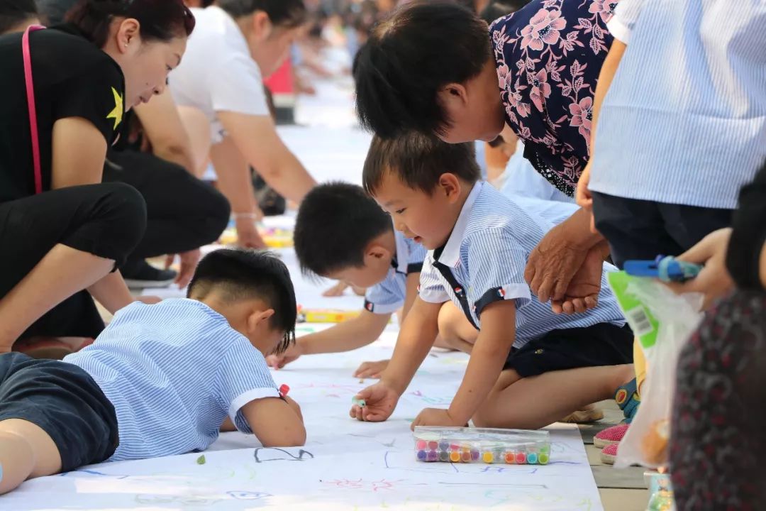 美好家园,艺术绘画未来,160米长龙亲子绘画活动.