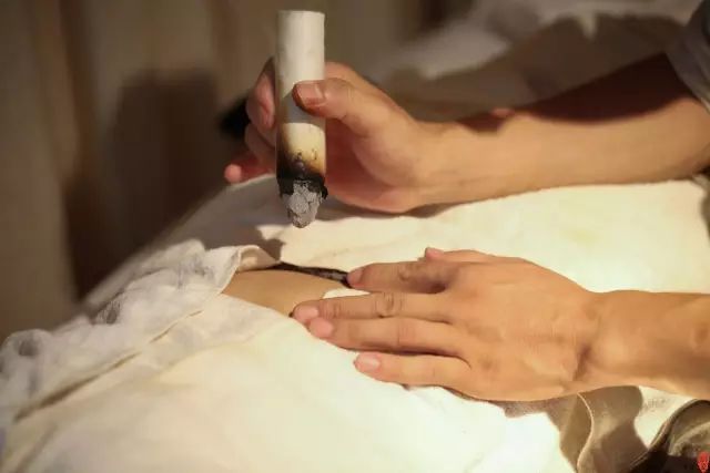 和中脘一起艾灸,还可加快驱除阴邪的速度);第三步:中焦不通重在调脾胃