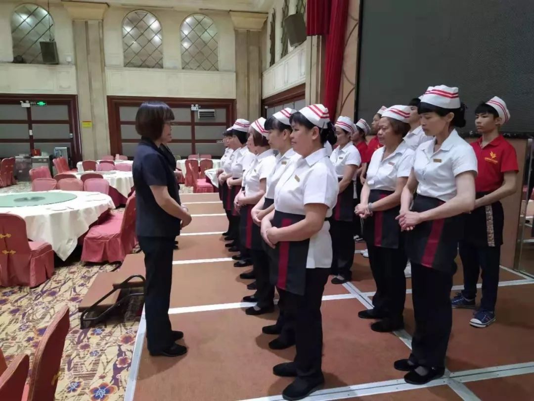 御景假日酒店开展2019年第四期员工礼仪礼貌业务技能强化培训