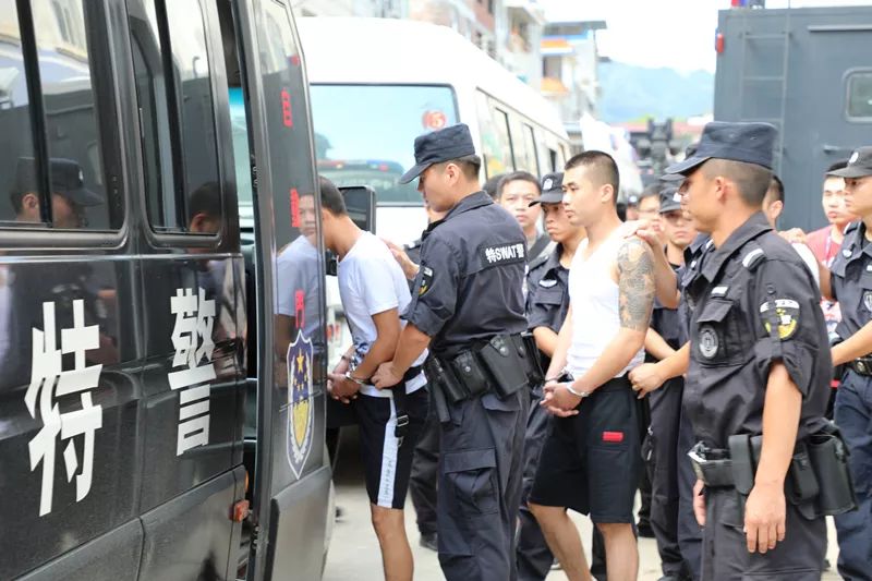 扫黑除恶大阵仗百余警力押解15名涉黑犯罪团伙成员上街指认现场