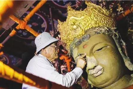 大国工匠李云鹤60余年坚守敦煌 他说还在寻找更好的修复方法_壁画