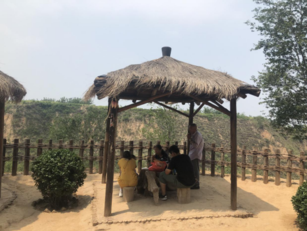 图为现在张壁古堡内的民宿客栈,窑洞内空间很宽敞,住的舒服不是问题.