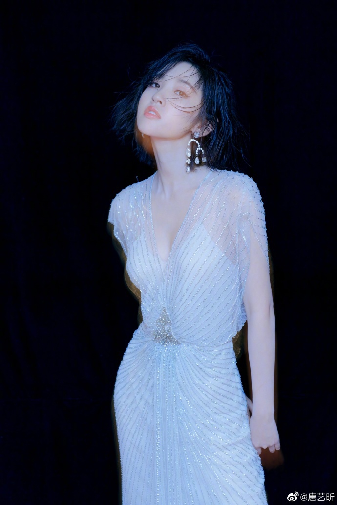 原创仙女糖心上线唐艺昕穿白色深v纱裙又仙又美艳好身材尽显