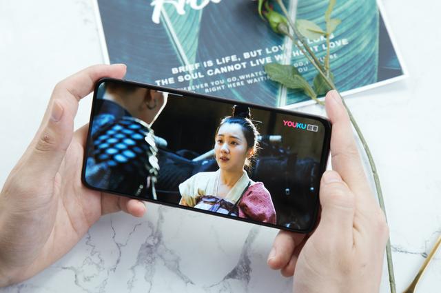 由于是优酷平台的独播,我也是使用手机观看,因为更加的随时随地.