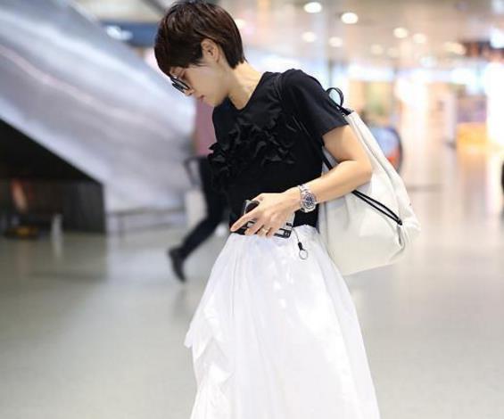 原创马伊琍换新的造型走机场超短发造型搭配拼接色连衣裙优雅大气