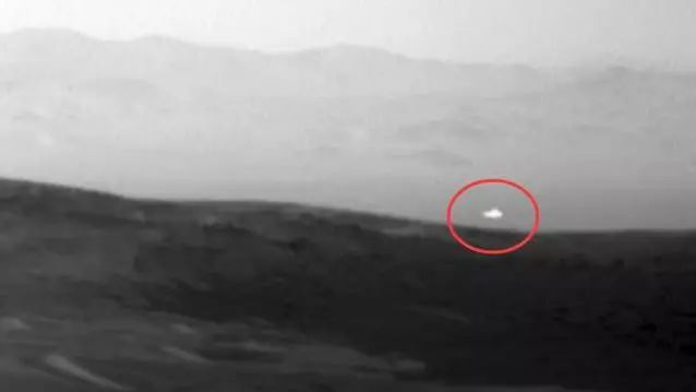 在将照片多次放大后,ufo专家看到,在火星表面上有飞碟残骸和两具遗骸
