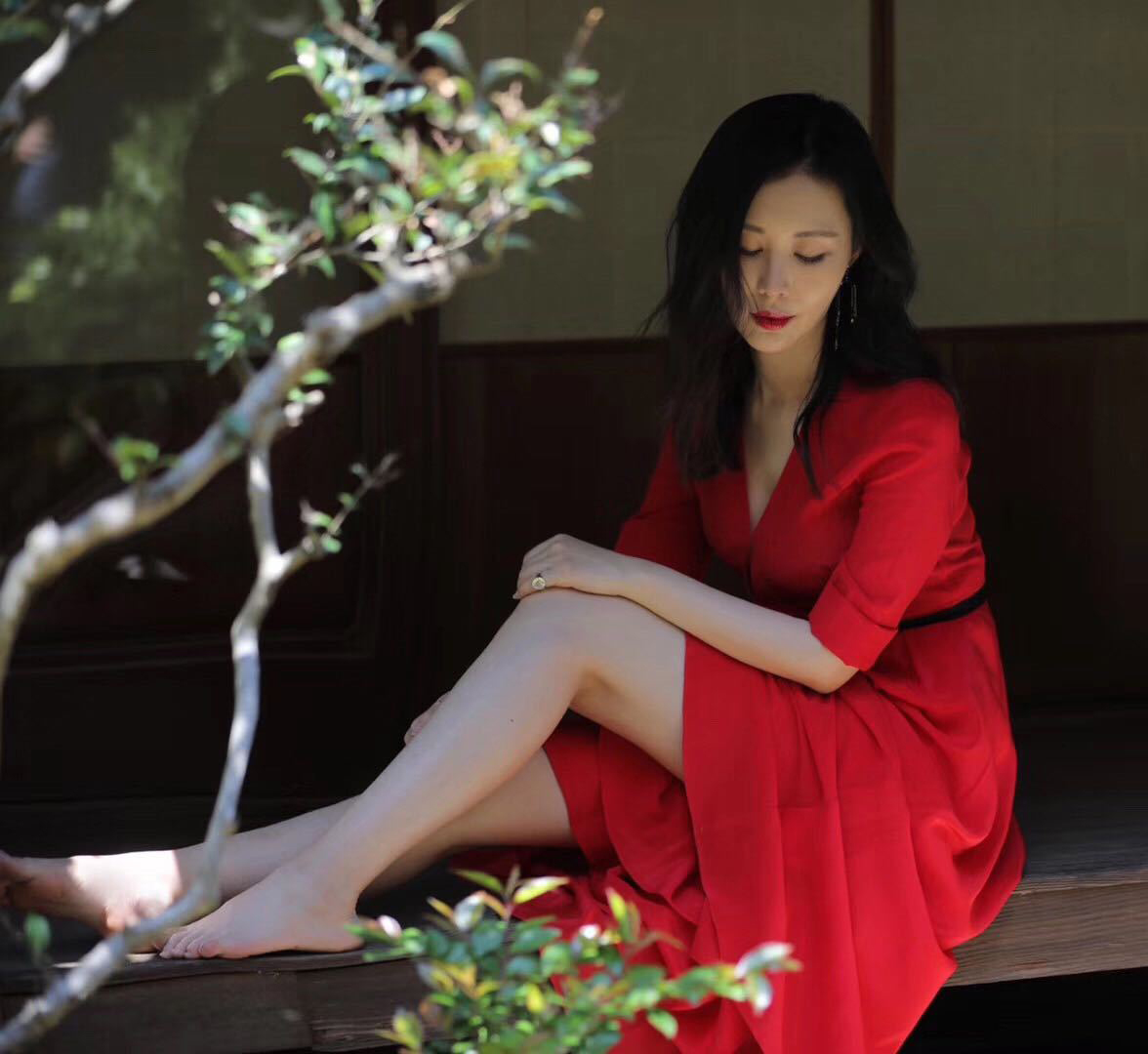 王石妻子田朴珺v领秀性感配黑色外套真帅气小辫减龄不像38岁