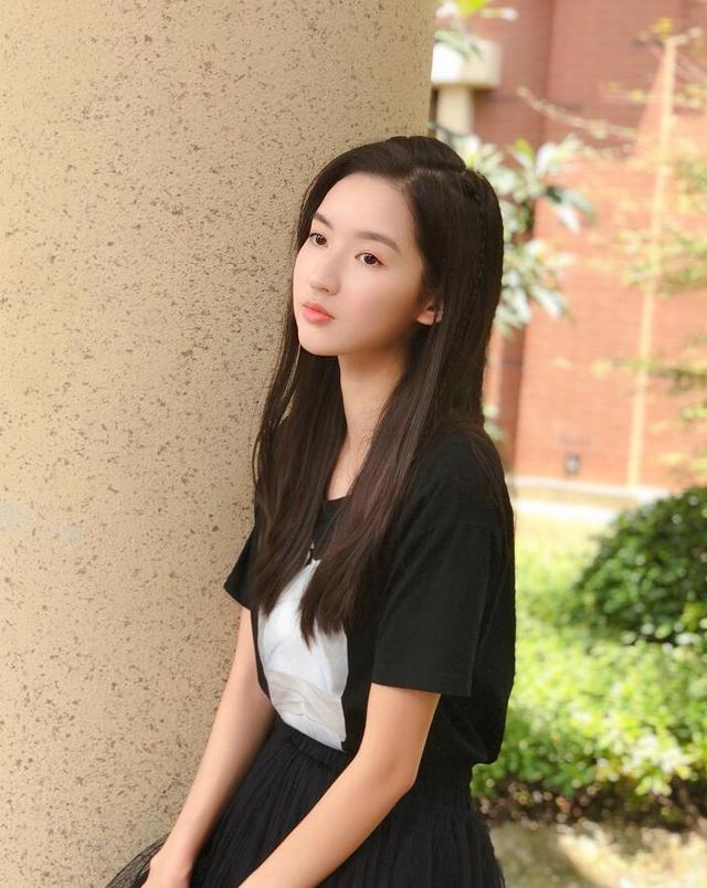 她18岁合作李易峰出道,和肖战传过绯闻,还是刘昊然同学兼哥们_王玉雯