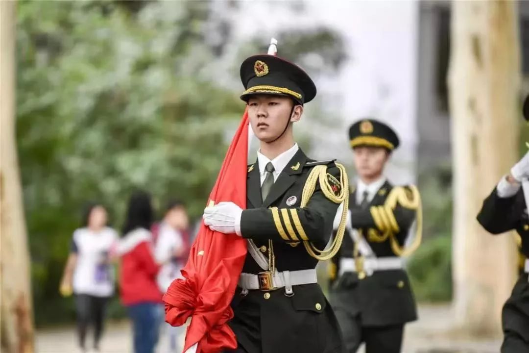 五星红旗有14亿护旗手华中师大来报到