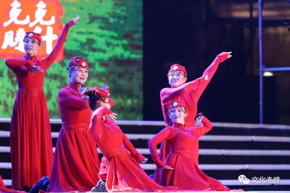 聚焦他们带来了达里湖的纯净昨晚的玉龙广场是草原儿女的主场快进来