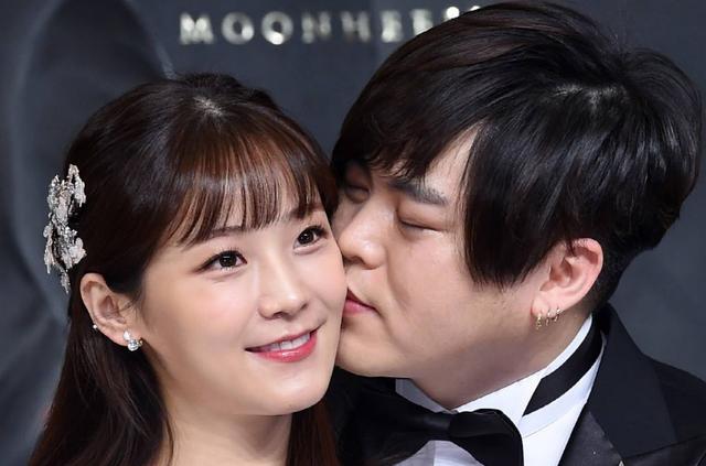 当年同为hot成员的安胜浩,因与小自己十几岁的李惠利恋爱而被大加指责