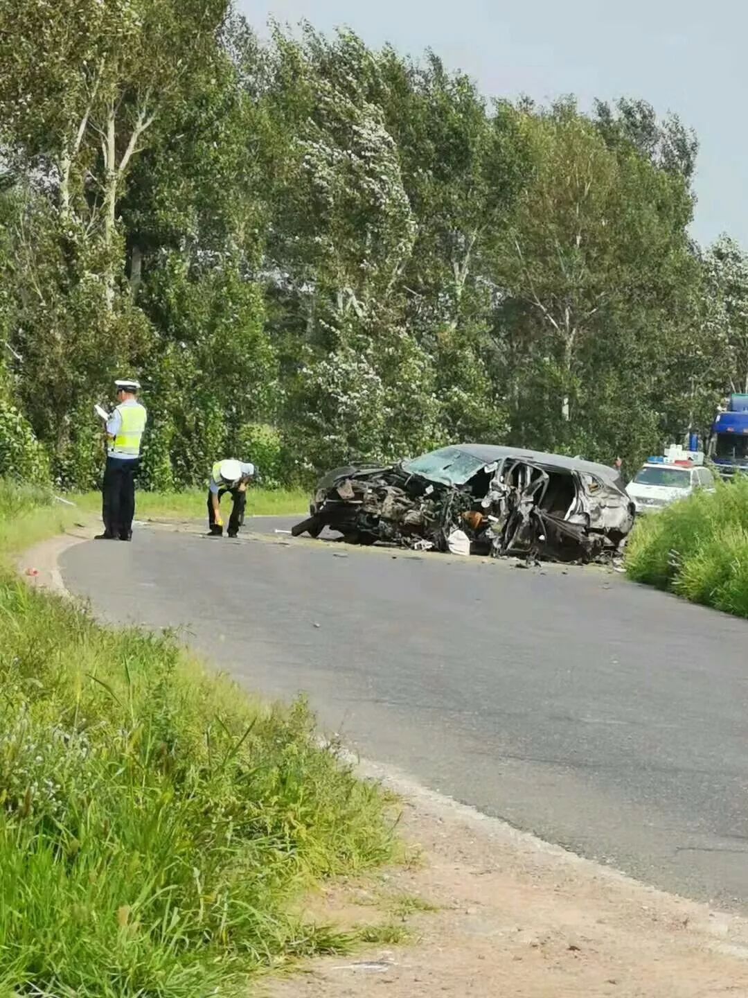 常胜镇附近发生车祸,车辆受损严重.