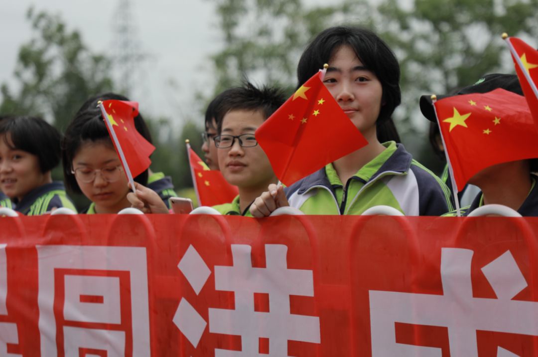 清徐二青会火炬传递最美红马甲