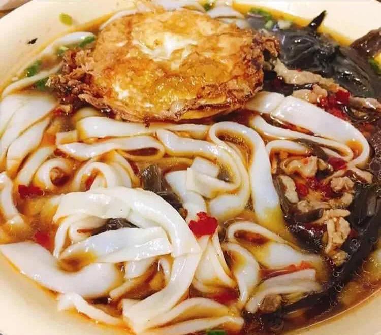 骨头吃起来也很爽米粉在这种大骨汤里面很合适岳阳的筒子骨粉店生意非