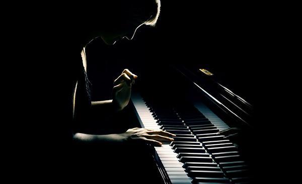 一个人弹钢琴图片唯美图片