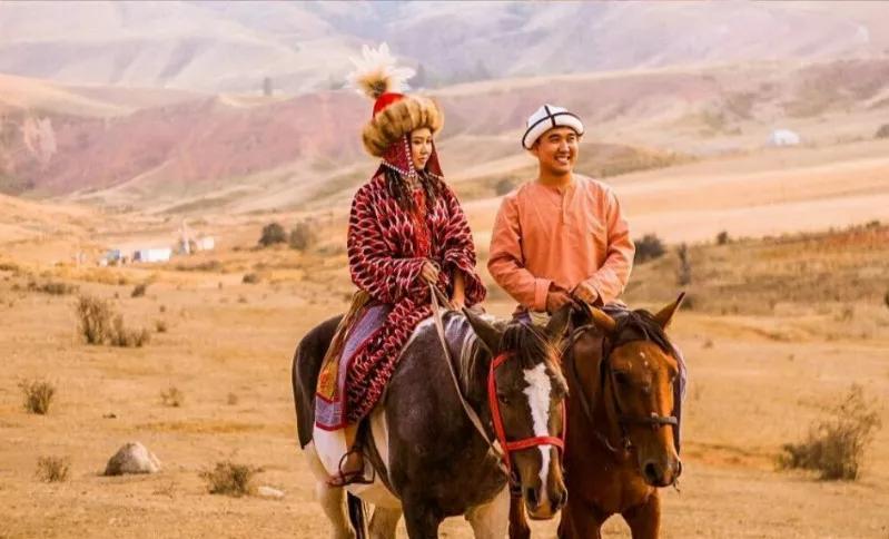 非遗解码丨柯尔克孜族服饰制作技艺以天而生崖边的俏丽色彩