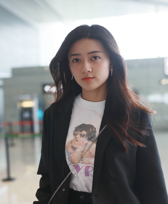 梁洁小西服在身亮相宛如霸道女总裁愈发成熟女人味道十足