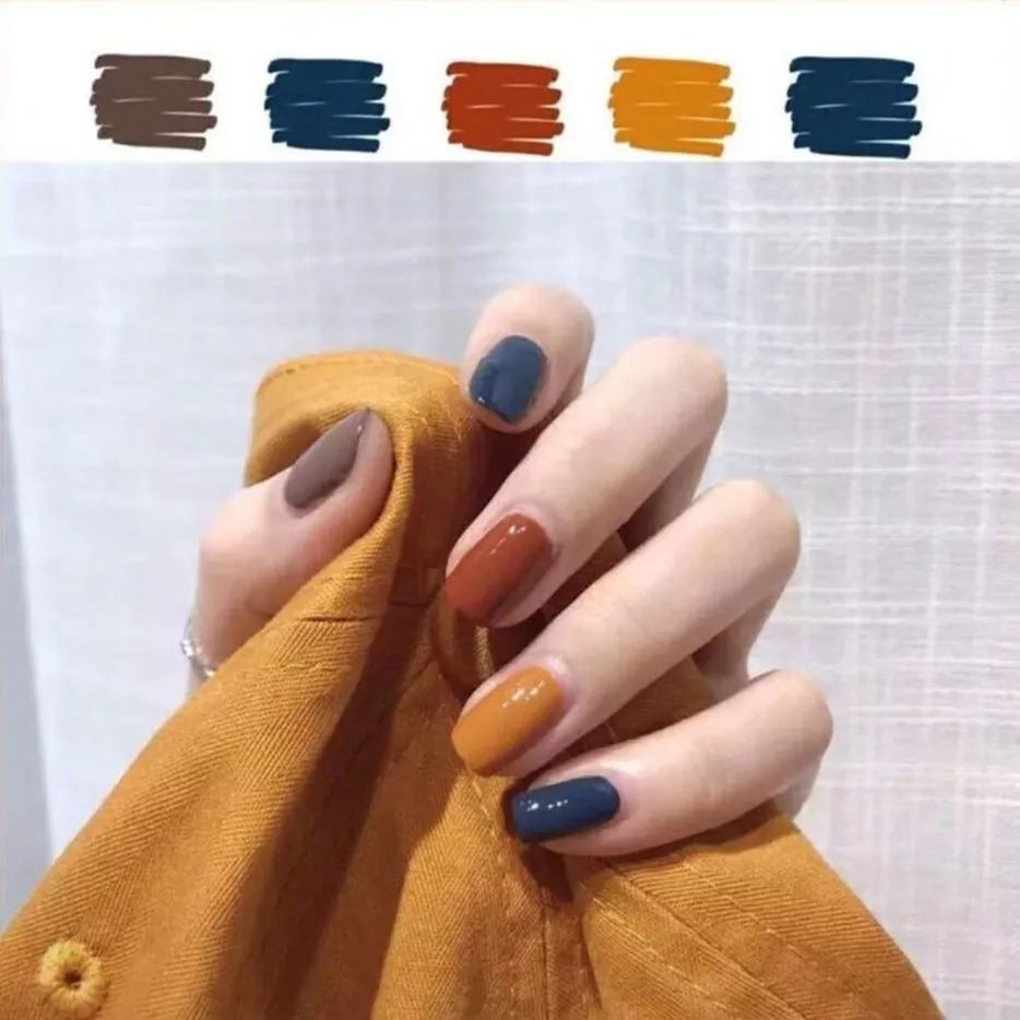 今夏流行这样的跳色美甲款