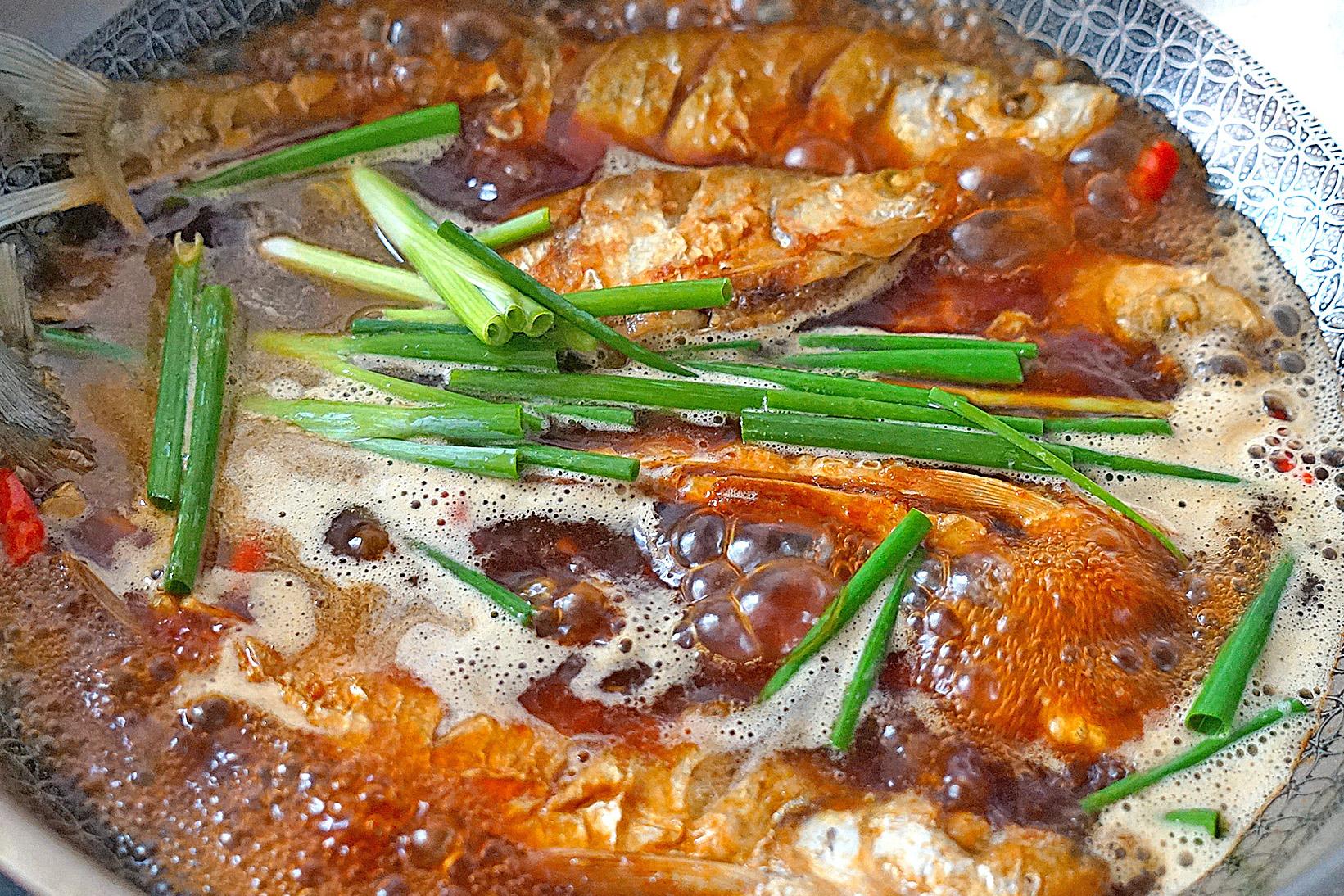 第八步:好了,那么多汤水已被熬制浓稠状了,把葱段夹出,再撒入香菜和