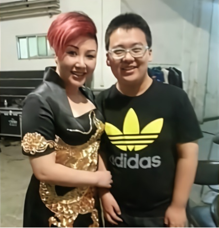 郭麒麟是郭德纲与第一任妻子胡中惠所生的儿子.