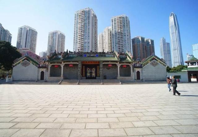 园,单单村里面的文化广场投资就达3亿元,从中可以看出皇岗村财大气粗