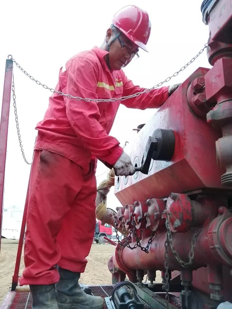 【苏里格百日竞赛】这个改良了不起!让咱泵工实现"完美转身"_操作台