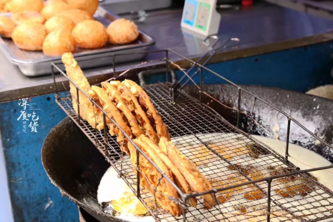 在融水的滤粉摊和刮盆粉店门口大部分都会有现炸的铜瓢粑卖.
