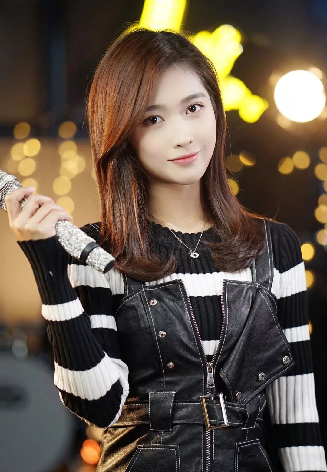 她就是抖音亮声open王晴she is the vibrato,and she is bringht.