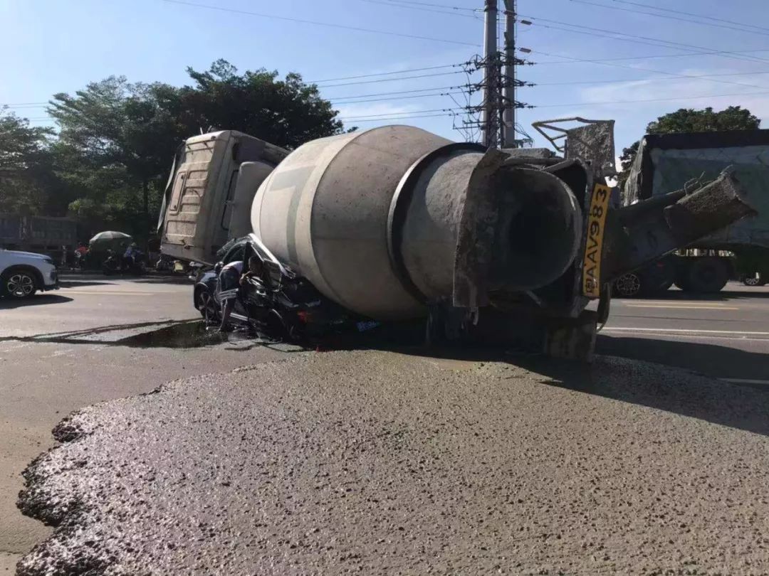 吴川325国道一混凝土大车侧翻压倒小轿车,起因让人气愤.