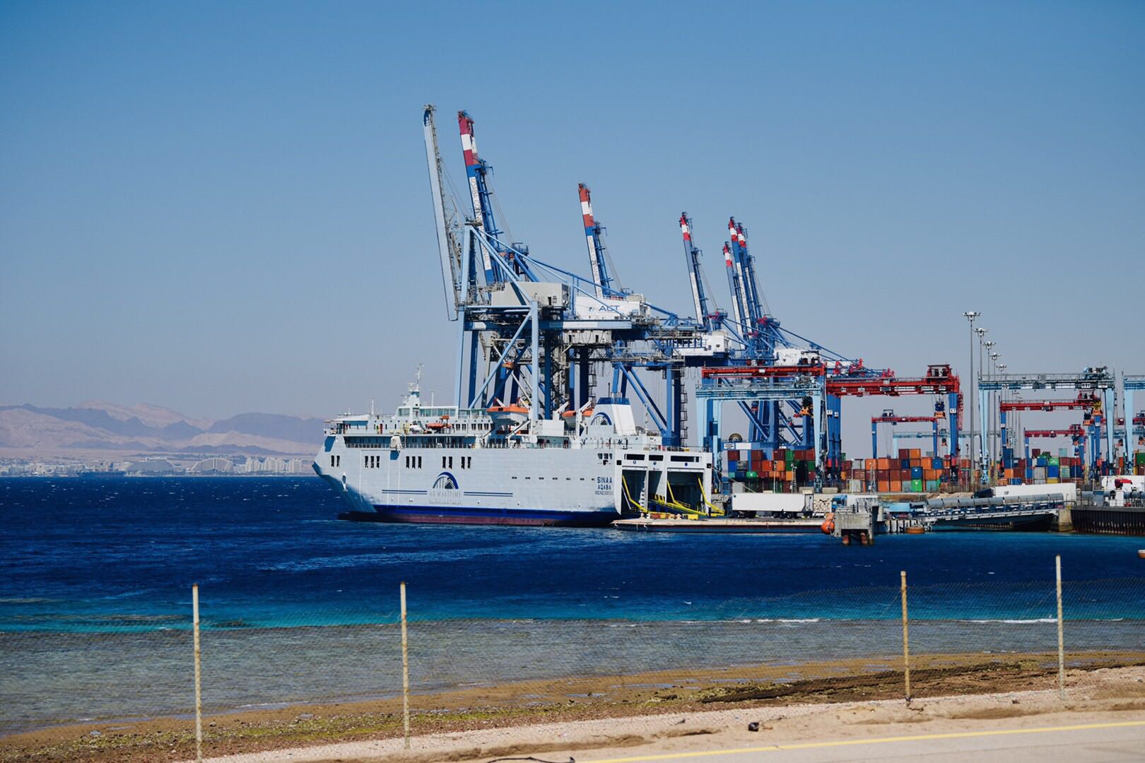 亚喀巴的港口cs95行驶在亚喀巴湾依旧是红海特有的蓝 层次分明远处就