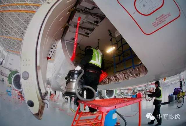 工作人员对飞机前货仓进行清洁工作人员对飞机右后电子舱进行检修工作