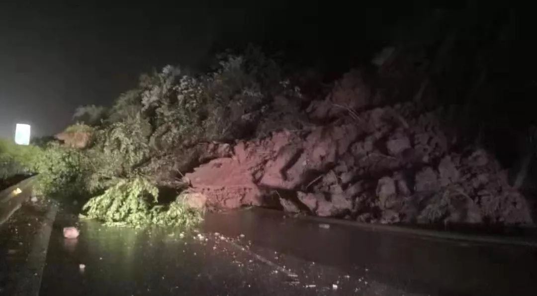 暴雨过后记者实地探访受灾点位各部门连夜应对积极救援