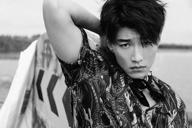 代旭全新写真曝光忧郁复古沙滩boy