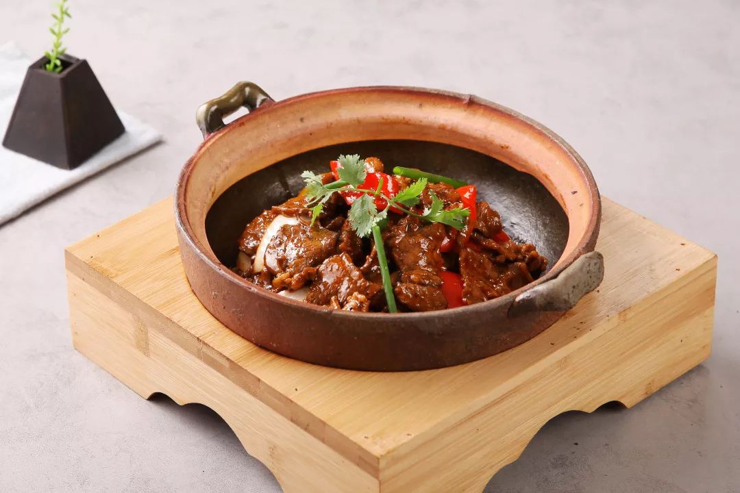 特此推荐马仕玖煲新菜·啫啫煲当食材放于瓦煲(瓦罉)中