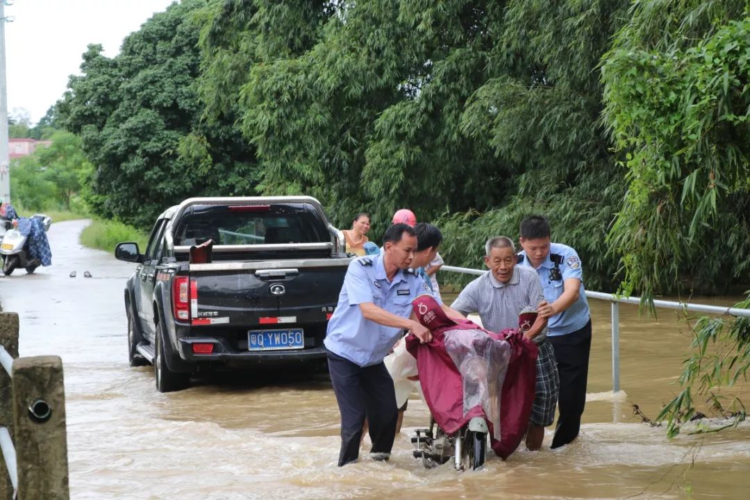 洪水暴涨车困桥上民警涉水拉绳救人