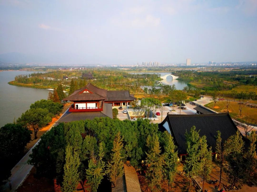 《艇湖城市公园》一景徐灿法摄《艇湖日出》俞炎兵摄《艇湖城市公园》