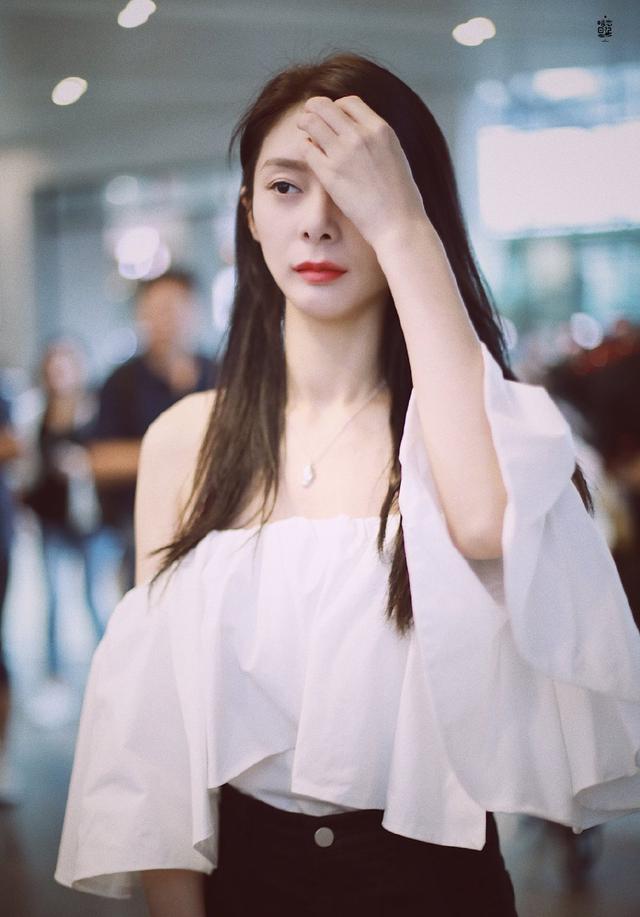 傅菁衣品上线,谁穿谁好看的一字肩造型,你get了吗?