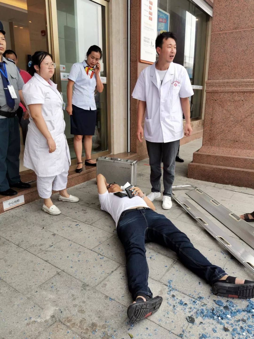 宜宾南岸一男子被从天而降的玻璃砸中脑壳