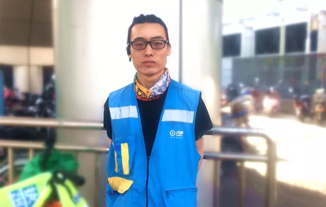 摩托司机路撞宝马女帅气闪送小哥4小时上演英雄救美