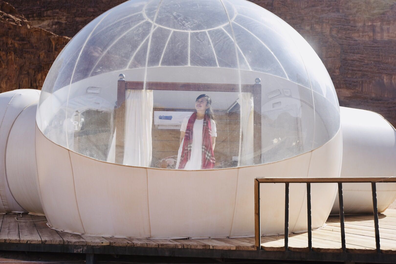 穿行于月球表面躺在火星房看星空