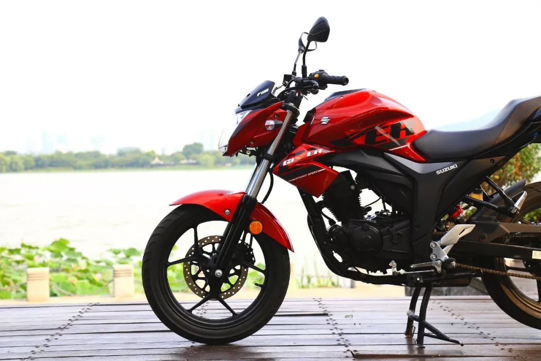 今天来聊聊一辆万元级别,但却有着进口品质的街车,铃木极客飒155nk