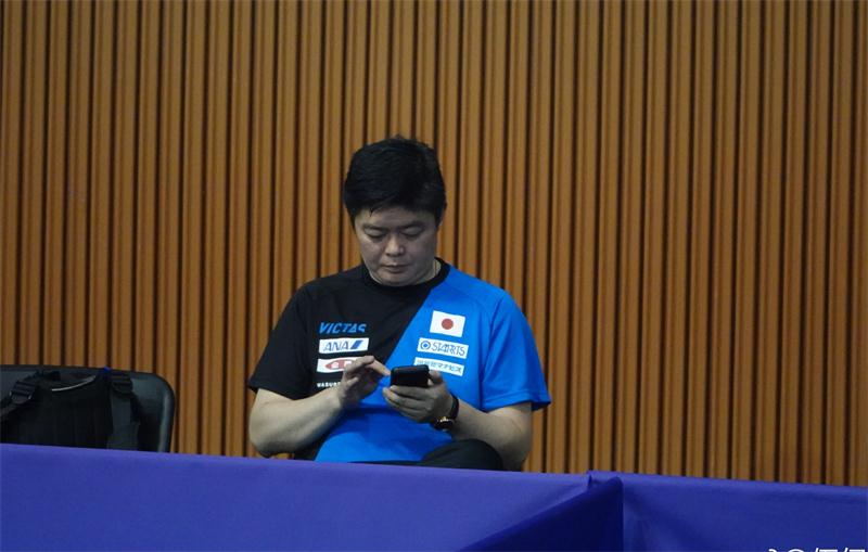 岛洋介,但是大家都知道昔日蔡振华师弟邱建新才是日本乒乓球队教练组
