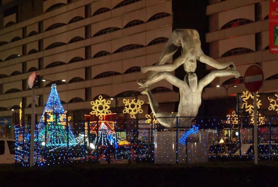 夏天的一个晚上十点多,在池袋车站附近偏僻的小路上,有家欧洲风格的