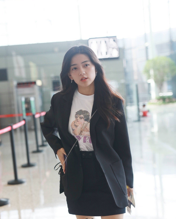 梁洁小西服在身亮相宛如霸道女总裁愈发成熟女人味道十足