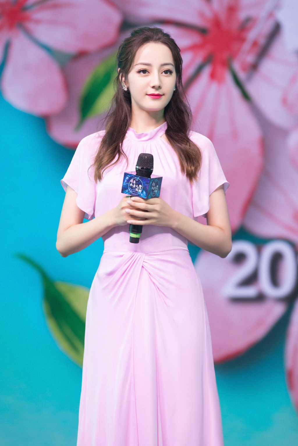 1/ 12 迪丽热巴参加某活动时图透,一席粉色长裙少女感十足,好身材一览