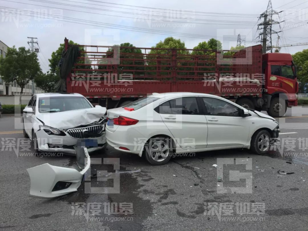 本地快讯如皋兴源大道突发一起交通事故车辆损毁严重现场一片狼藉