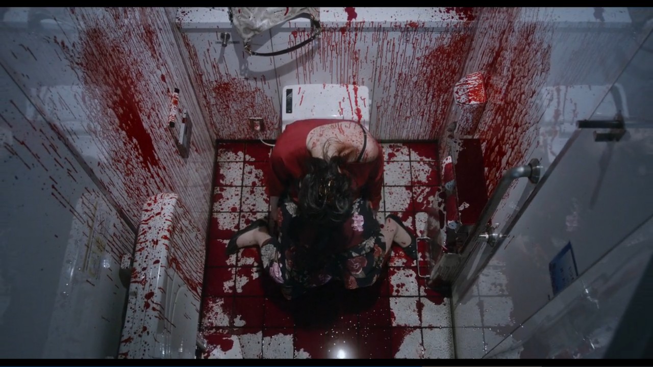 影片甚至还出现了可能是日本恐怖片史上最华丽最漫长的驱魔仪式,它