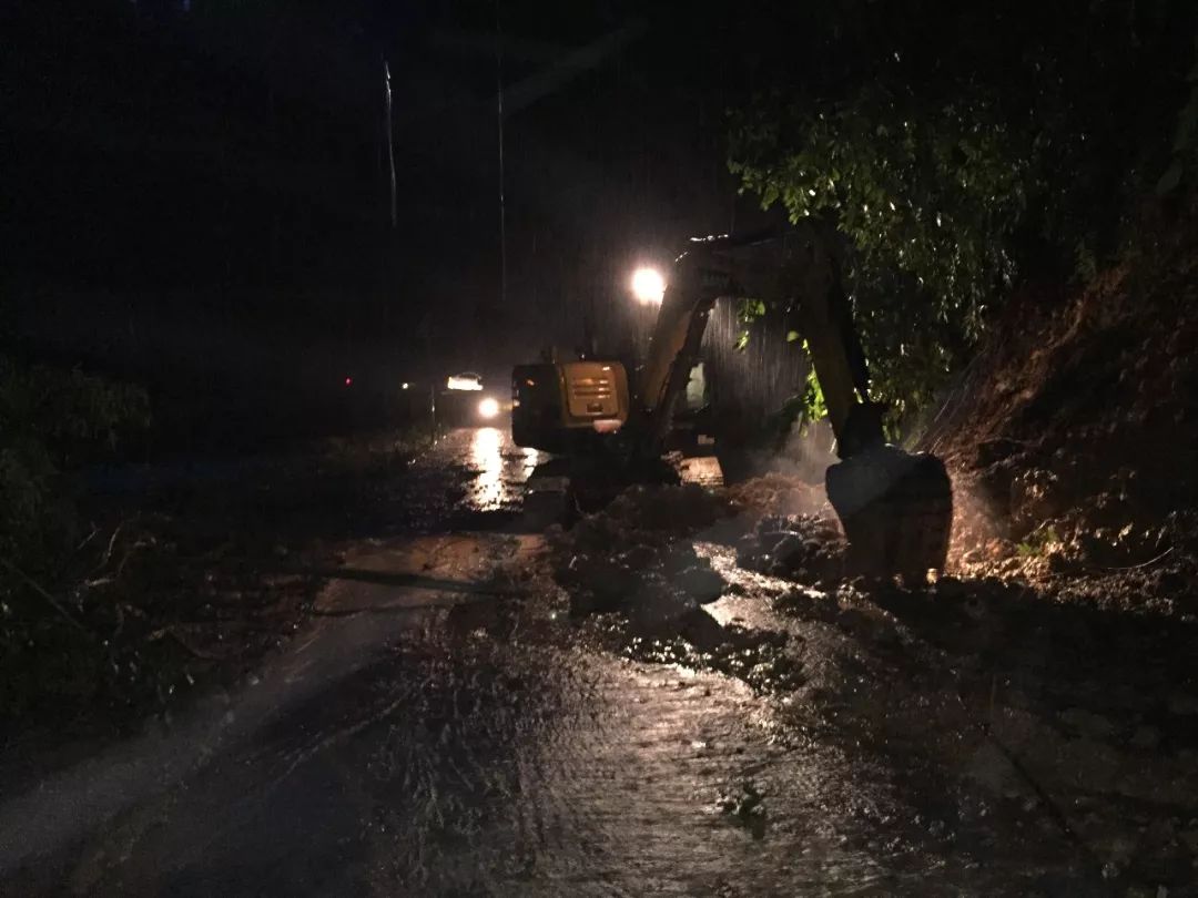 塌方,断道,内涝……雅安暴雨过后,是他们恢复了城市的正常运转!