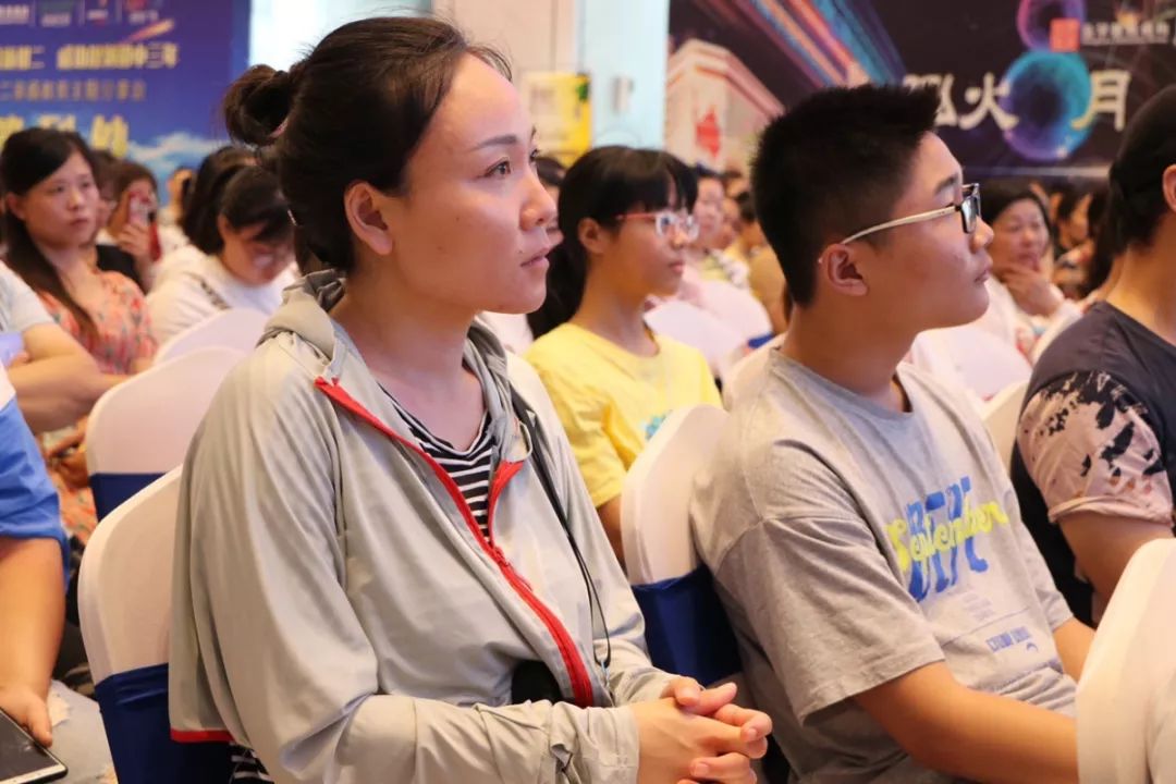 资讯│泓火八月吾自不凡泓学教育携手吾悦广场首场主题讲座圆满成功